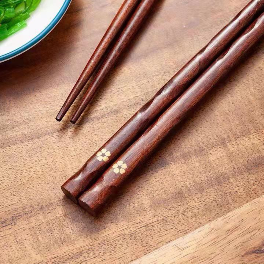 Hanami – Traditional Japanese Wooden Chopsticks, Golden Sakura Design