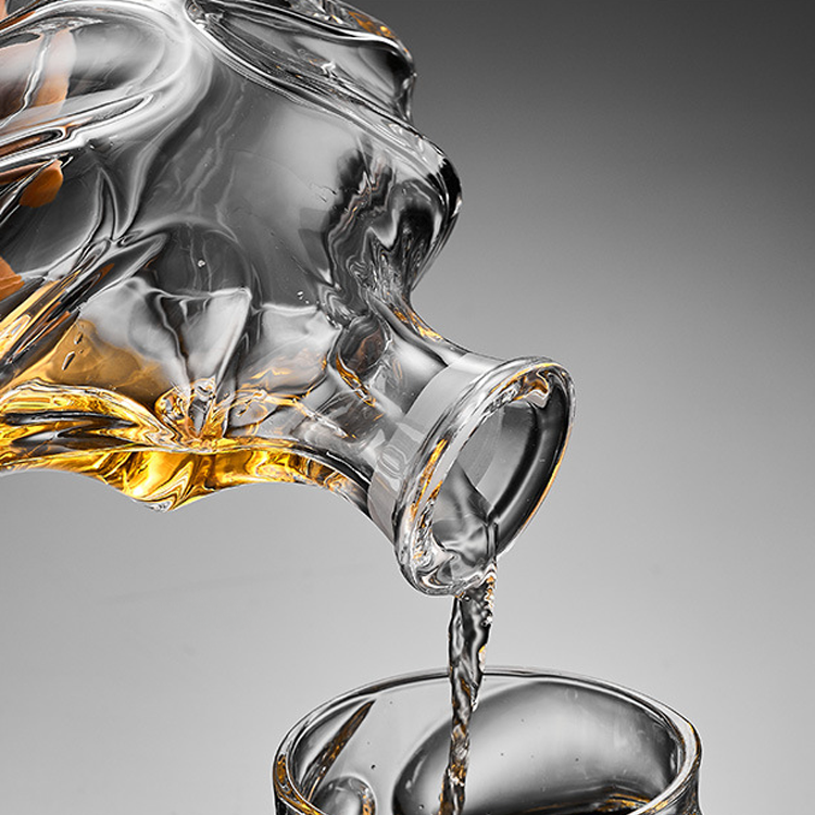 Yuragi – Japanese Style Whiskey Decanter, Modern Crystal Glassware Design