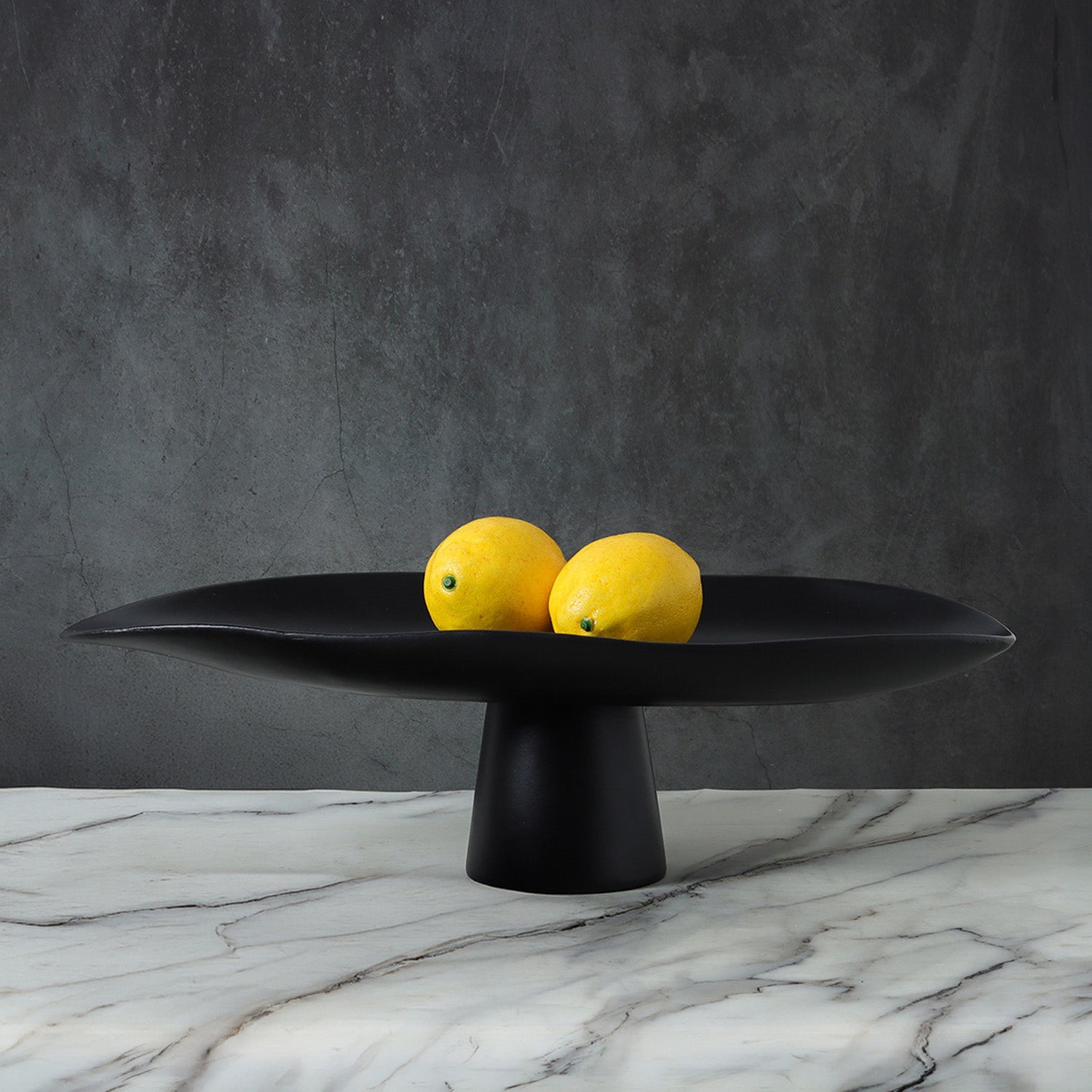 Kuroba – Japanese Decorative Pedestal Tray, Resin Fruit Bowl Decor